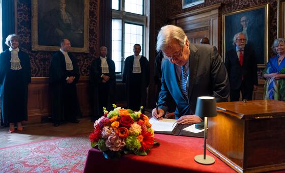 Генеральный секретарь ООН Антониу Гутерриш подписывает книгу, посвященную 80-летию Международного суда в Гааге.